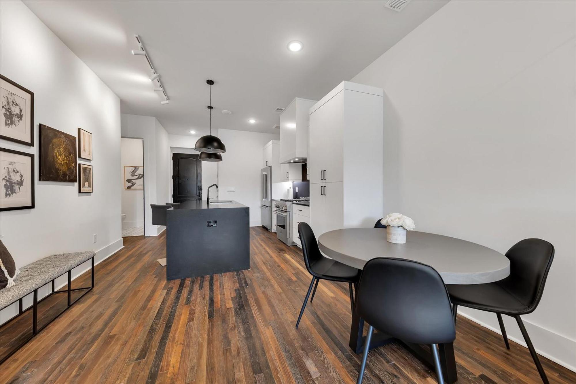 New Construction Loft Style Spacious Lux 204 Appartement *